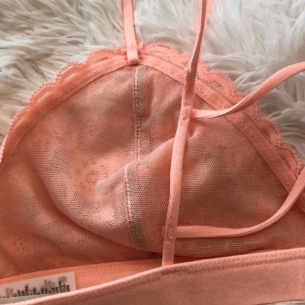 2014 NWOT Victoria’s Secret Floral Lace Bralette in Peach Size Small